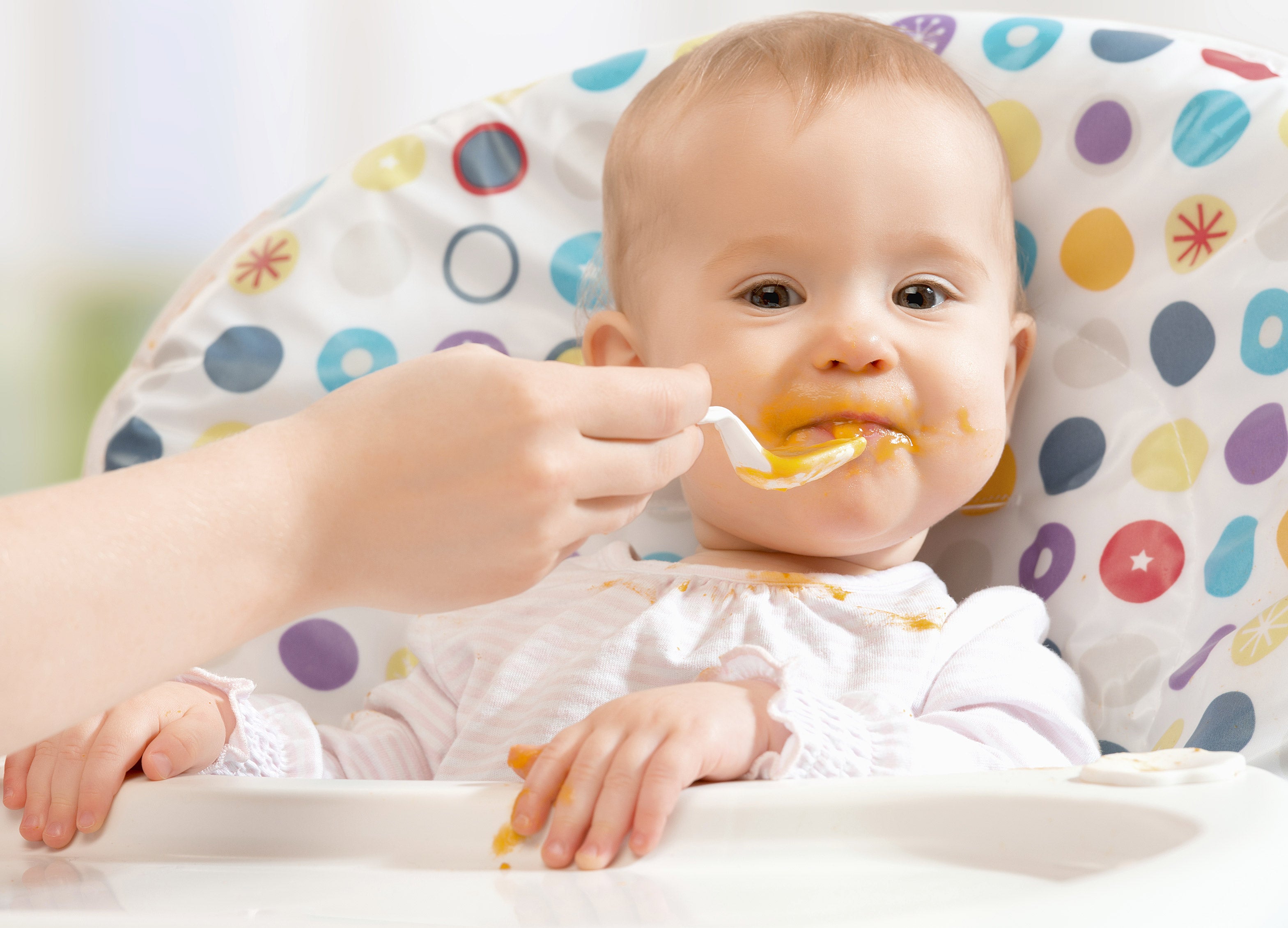 Quand introduire les premiers petits pots pour bébé ?