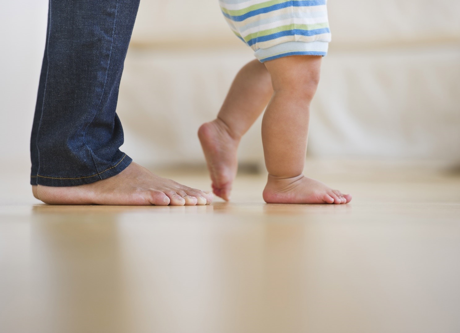 Apprentissage de la marche : comment accompagner bébé ? - Bébé et Moi