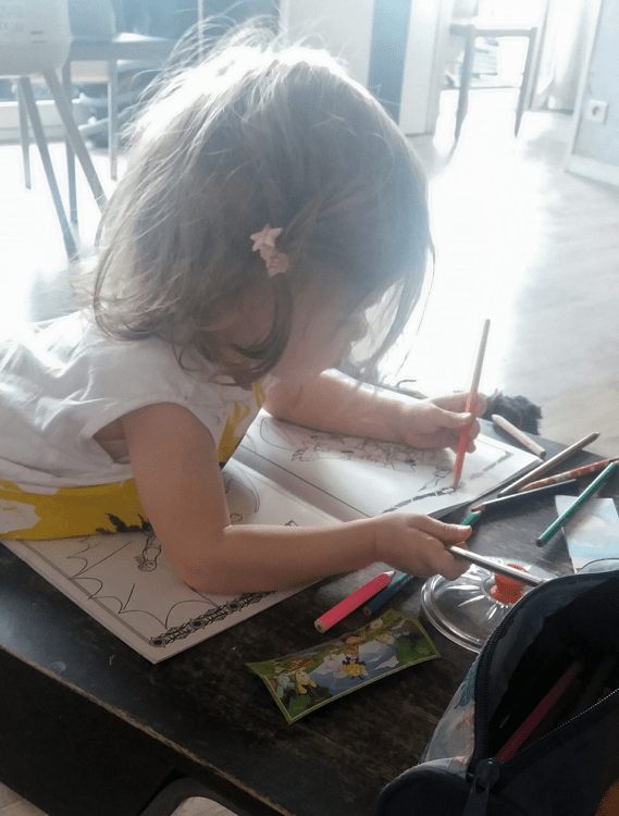 olivia fait du coloriage