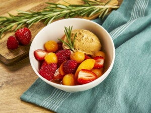 Recette salade de fruits frais infusés au romarin et sa glace au caramel