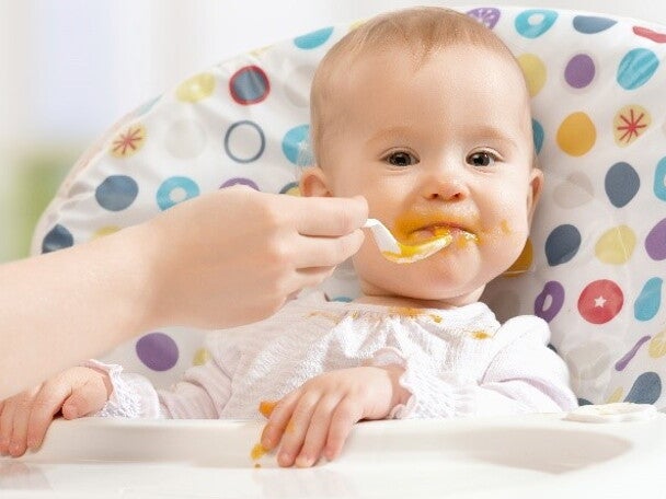 Bébé débute sa diversification alimentaire Bébé débute sa diversification alimentaire