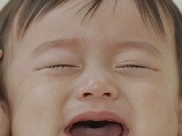 pourquoi-pleure1 Baby laying and crying