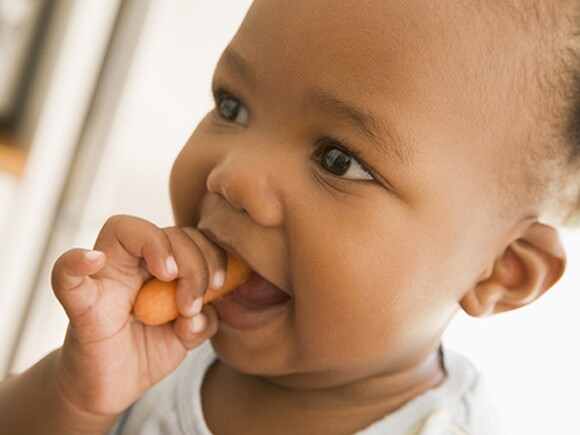 Introduire les morceaux dans l'alimentation de bébé : quand donner des morceaux à bébé ?