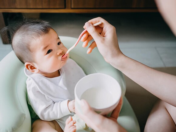 Les nouvelles étapes dans l'aventure des aliments solides pour bébé  