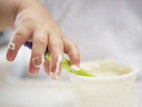 à_quel_âge_bébé_mange_seul à_quel_âge_bébé_mange_seul