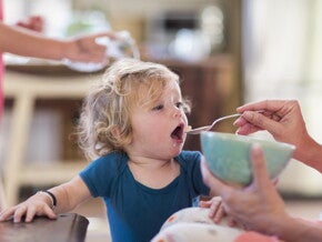 Les signes de faim et de satiété de votre jeune enfant