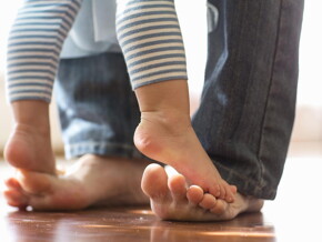 A quel âge bébé marche