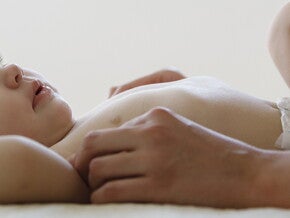 Comment soulager les maux de ventre de bébé