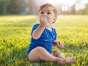 Quel laitage bio pour bébé ? Un bébé et son laitage au fromage blanc bio