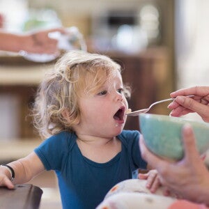 Les signes de faim et de satiété de votre jeune enfant