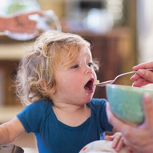 Passer à quatre repas par jour pour bébé
