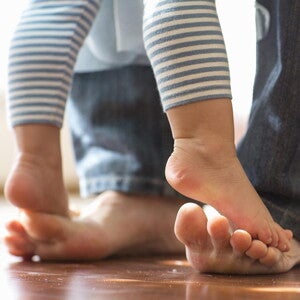 A quel âge bébé marche