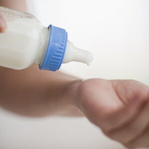 Quelle eau utiliser pour le biberon ? Faut-il chauffer l’eau ? Quelle eau utiliser pour le biberon ? Faut-il chauffer l’eau ?