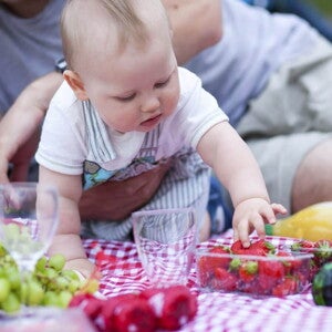 Bébé mange comme un adulte Bébé mange comme un adulte