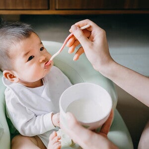 Les nouvelles étapes dans l'aventure des aliments solides pour bébé  