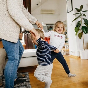 Comment encourager les premiers pas de bébé – en 10 étapes