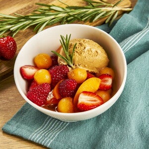 Recette salade de fruits frais infusés au romarin et sa glace au caramel