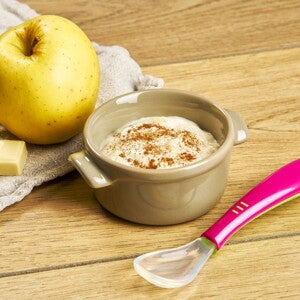 Recette semoule au lait et purée de pomme à la cannelle pour bébé