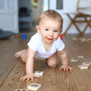 bébé qui joue