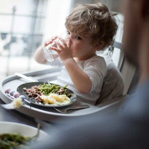 Bébé mange