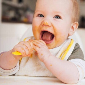 le_nourrisson_apprend_grâce_à_l_alimentation