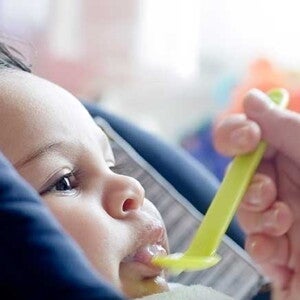 Bébé refuse de manger ? Nos astuces pour le faire manger