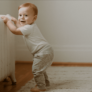 bébé qui joue