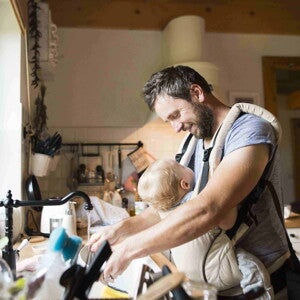 Bébé gourmand mange trop