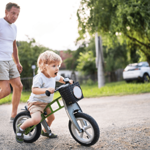bébé qui fait du vélo