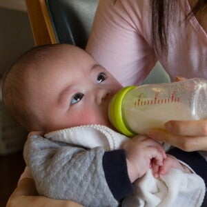 Lait infantile pour bébé après l’allaitement