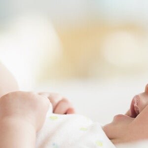 Comment aider bébé avec ses maux de ventre