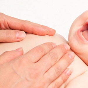 Comment masser bébé