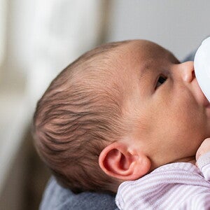 Conseils pour donner le biberon à bébé