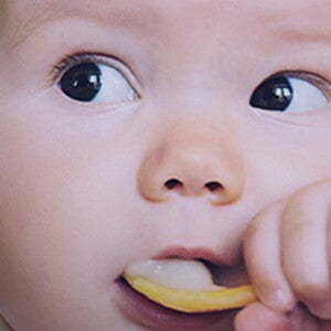 Comment commencer à donner de la nourriture pour bébé