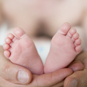 Comment masser bébé ? Les pieds