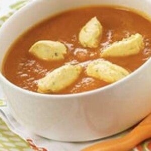 Soupe aux carottes et aux petits œufs de fromage blanc