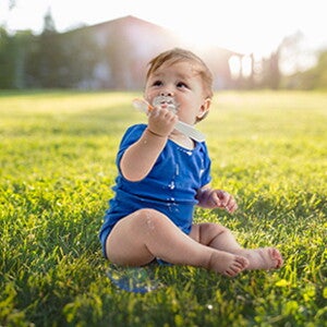 Un bébé et son laitage au fromage blanc bio 