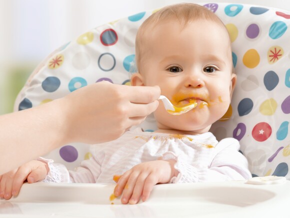 A quel âge bébé commence les petits pots A quel âge bébé commence les petits pots