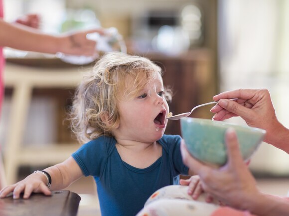 Les signes de faim et de satiété de votre jeune enfant