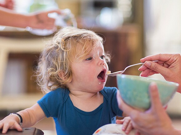 Passer à quatre repas par jour pour bébé Passer à quatre repas par jour pour bébé