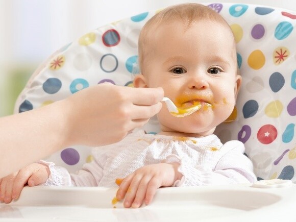 Bébé débute sa diversification alimentaire Bébé débute sa diversification alimentaire