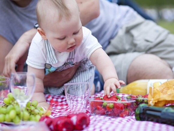 Bébé mange comme un adulte Bébé mange comme un adulte