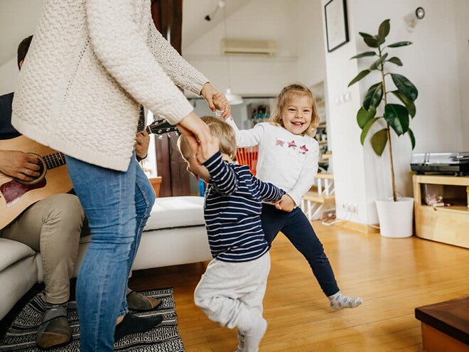 Comment encourager les premiers pas de bébé – en 10 étapes