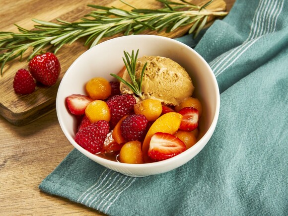 Recette salade de fruits frais infusés au romarin et sa glace au caramel Recette salade de fruits frais infusés au romarin et sa glace au caramel