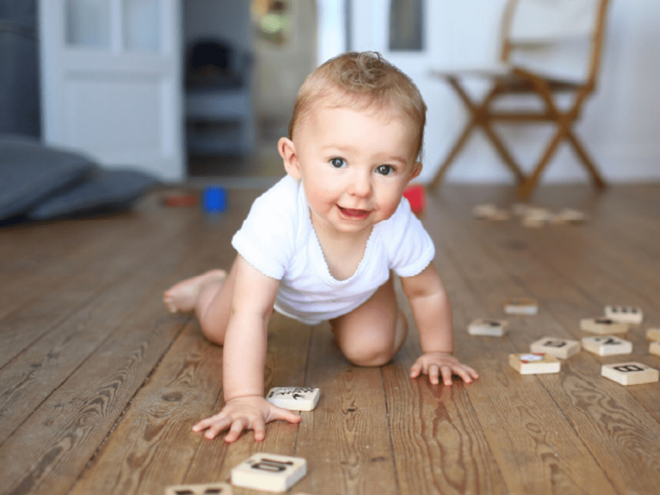 bébé qui joue