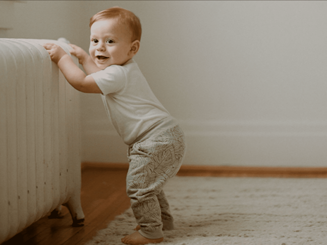 bébé qui joue bébé qui joue