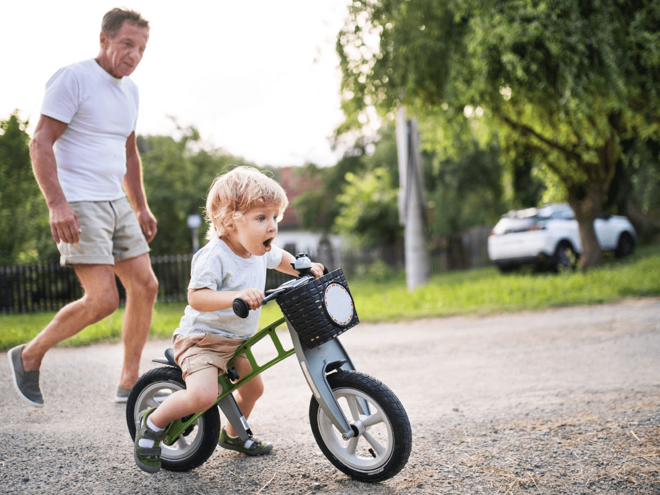 bébé qui fait du vélo