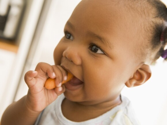 bébé mange ses premiers légumes