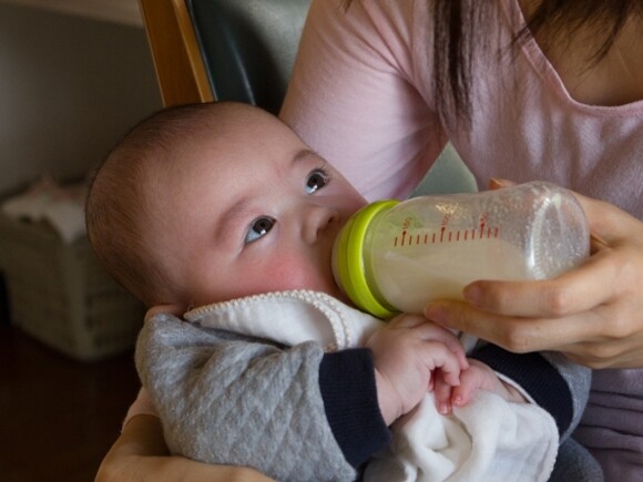 Lait infantile pour bébé après l’allaitement