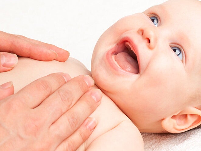 Comment masser bébé Comment masser bébé